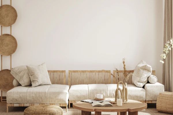 Espacio interior con decoración minimalista de inspiración japonesa y escandinava, con líneas limpias y colores neutros.