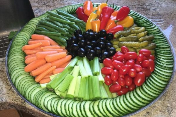 Plato colorido y nutritivo como ejemplo de cocina saludable para principiantes