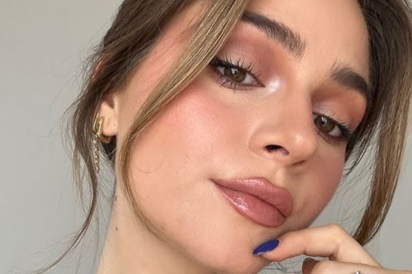Piel luminosa y fresca con maquillaje natural para un look radiante